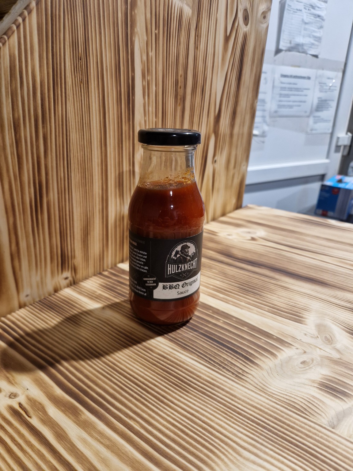 HULZKNECHT BBQ Original Sauce auf dem hölzernen Produktregal