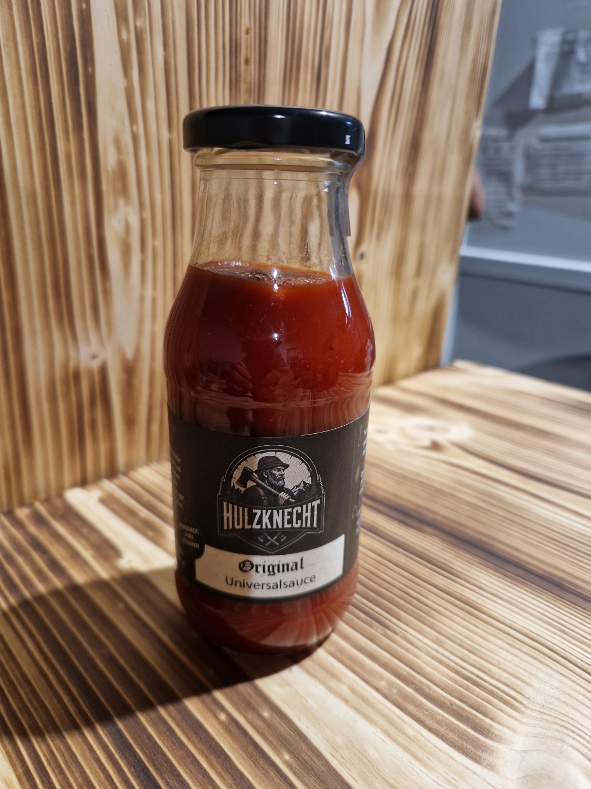 HULZKNECHT Original Universalsauce auf dem hölzernen Produktregal